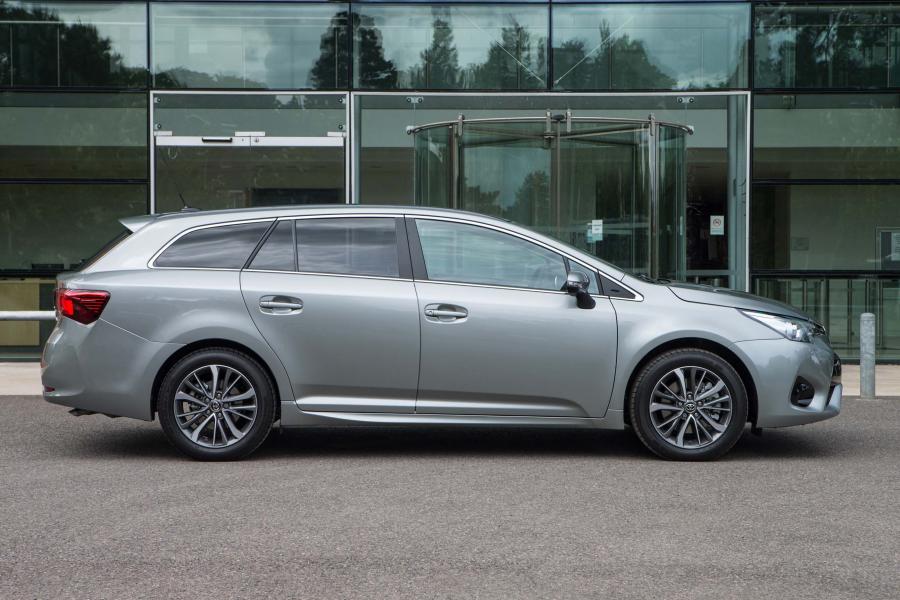  Toyota Avensis Touring Sports 2015 года  (UK) (фото 12 из 24)